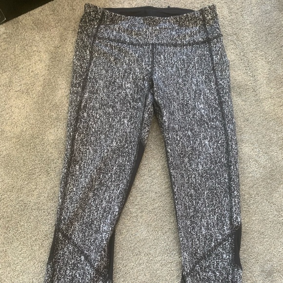 Lululemon crops - Picture 2 of 5